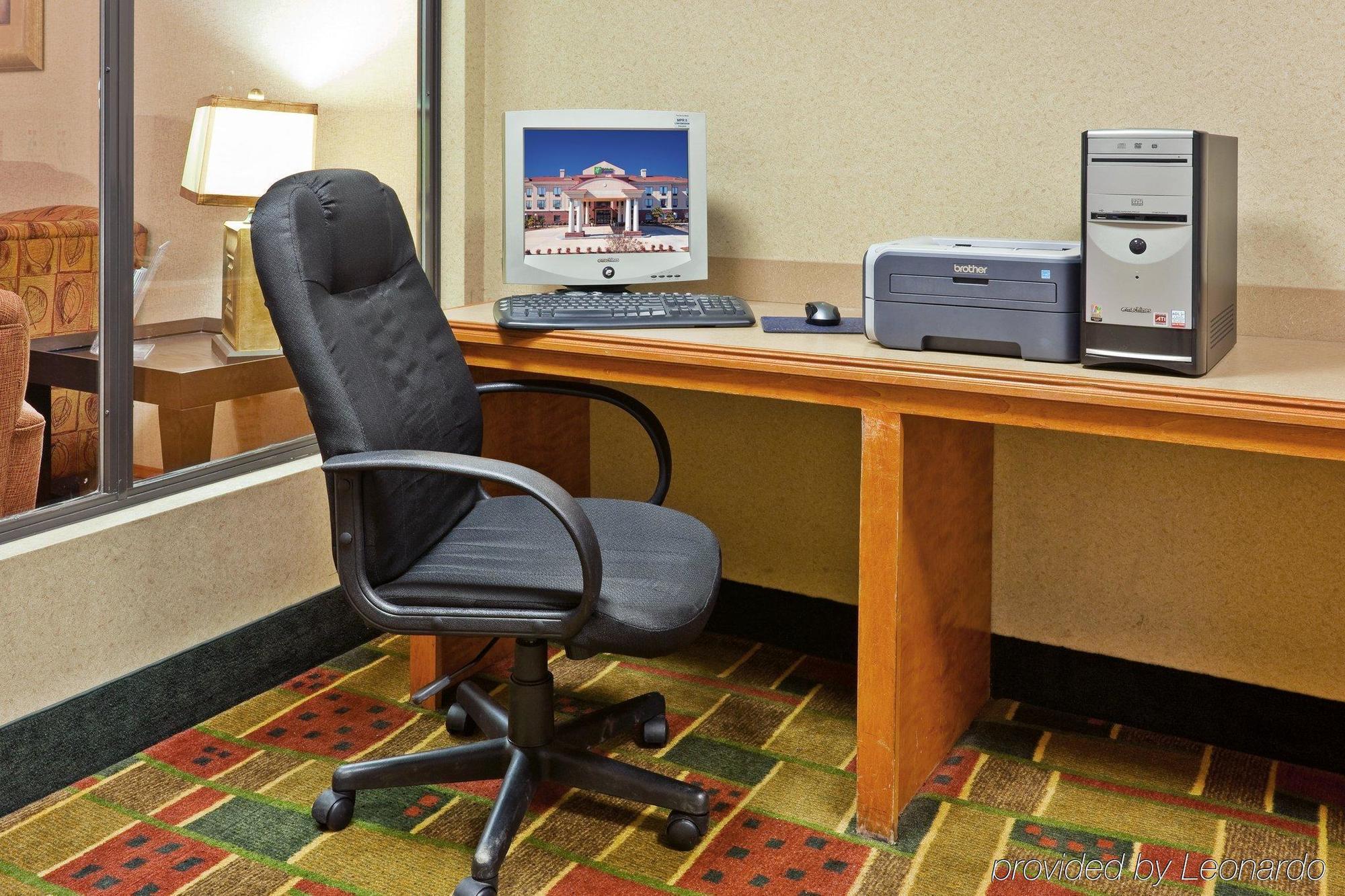Holiday Inn Express Hotel & Suites Forest By Ihg Экстерьер фото