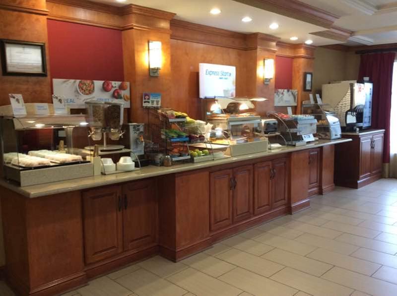 Holiday Inn Express Hotel & Suites Forest By Ihg Экстерьер фото
